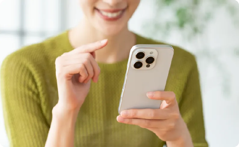 不動産チラシ.COMの制作物、Meta広告・LPを閲覧する女性ユーザーのイメージ