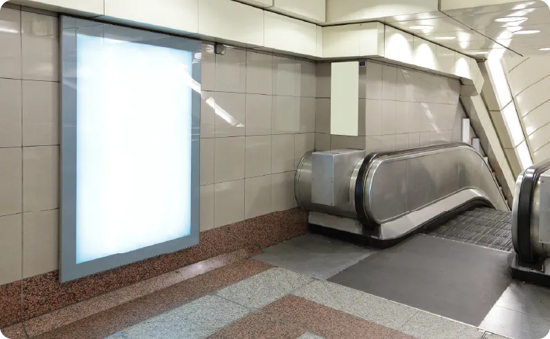 不動産チラシ.COMが提案する看板・デジタルサイネージ設置場所エスカレーター前イメージ
