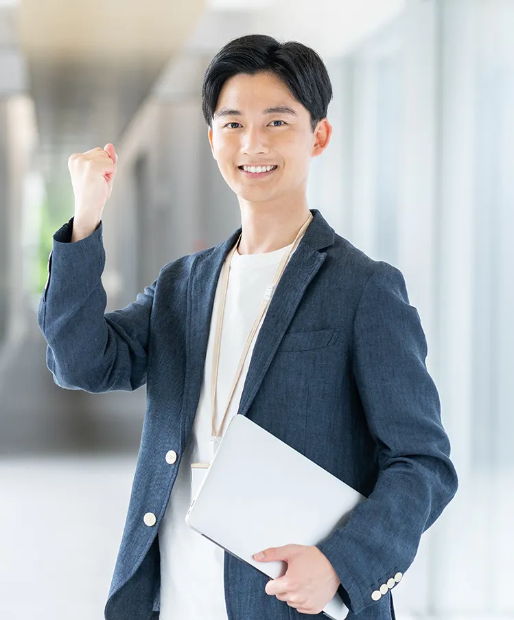 reQruの採用LPテンプレートページ1の社員2021年入社のYさんの写真