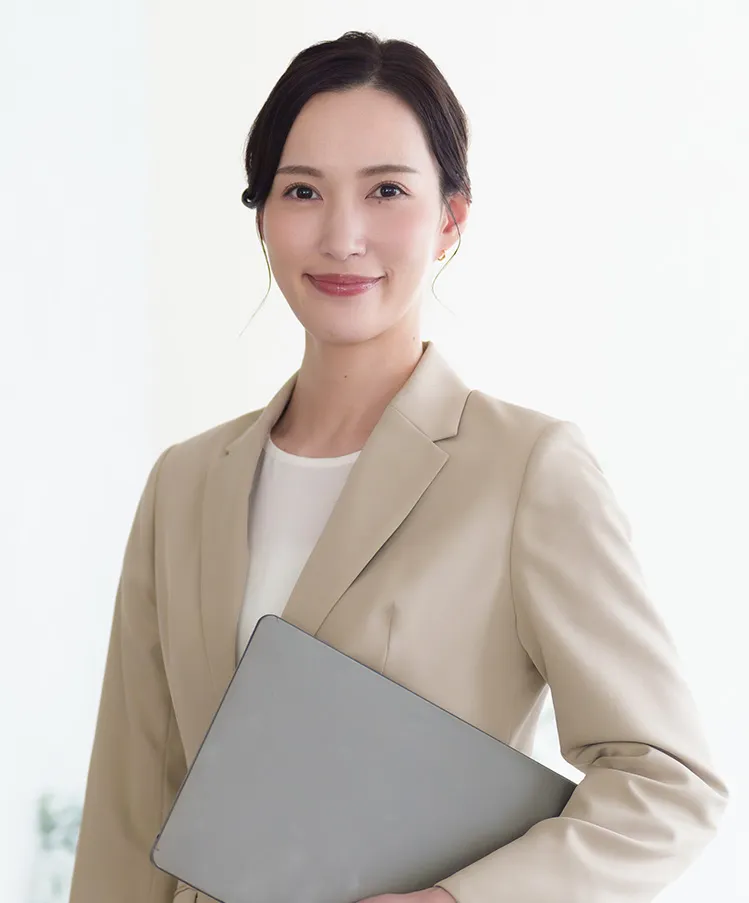 reQruの採用LPテンプレートページ1の社員2019年入社のSさんの写真