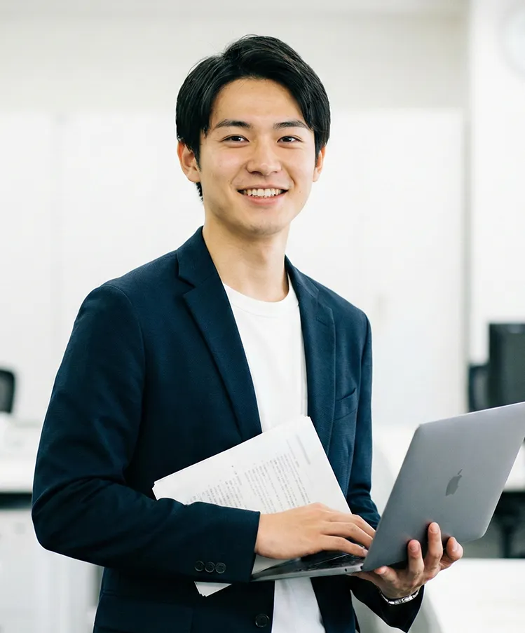 reQruの採用LPテンプレートページ1の社員2019年入社のSさんの写真