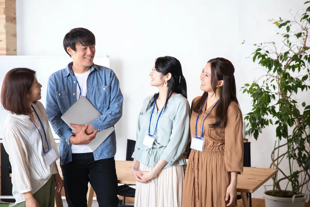 reQruの採用LPテンプレートページ1の会社の様子