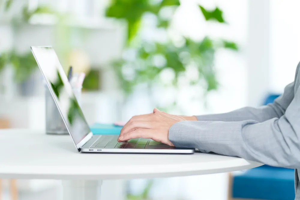 reQruの採用LPテンプレートページ1のリモートワークをする女性