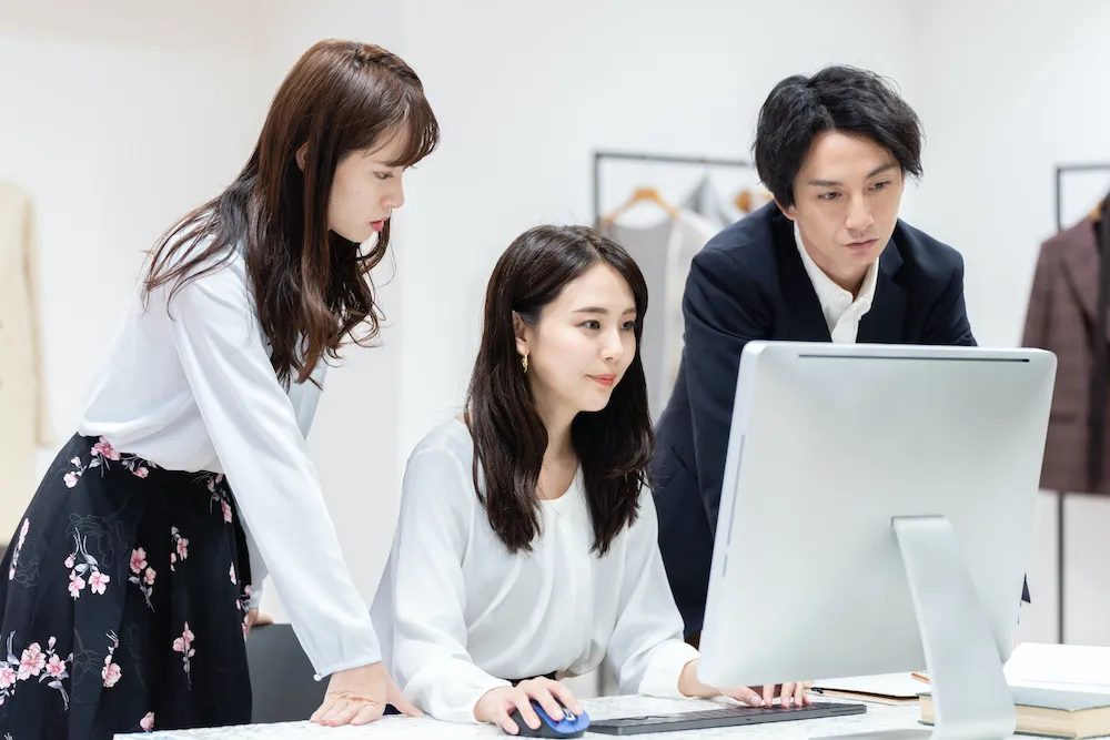 reQruの採用LPテンプレートページ1の社内研修を受ける女性