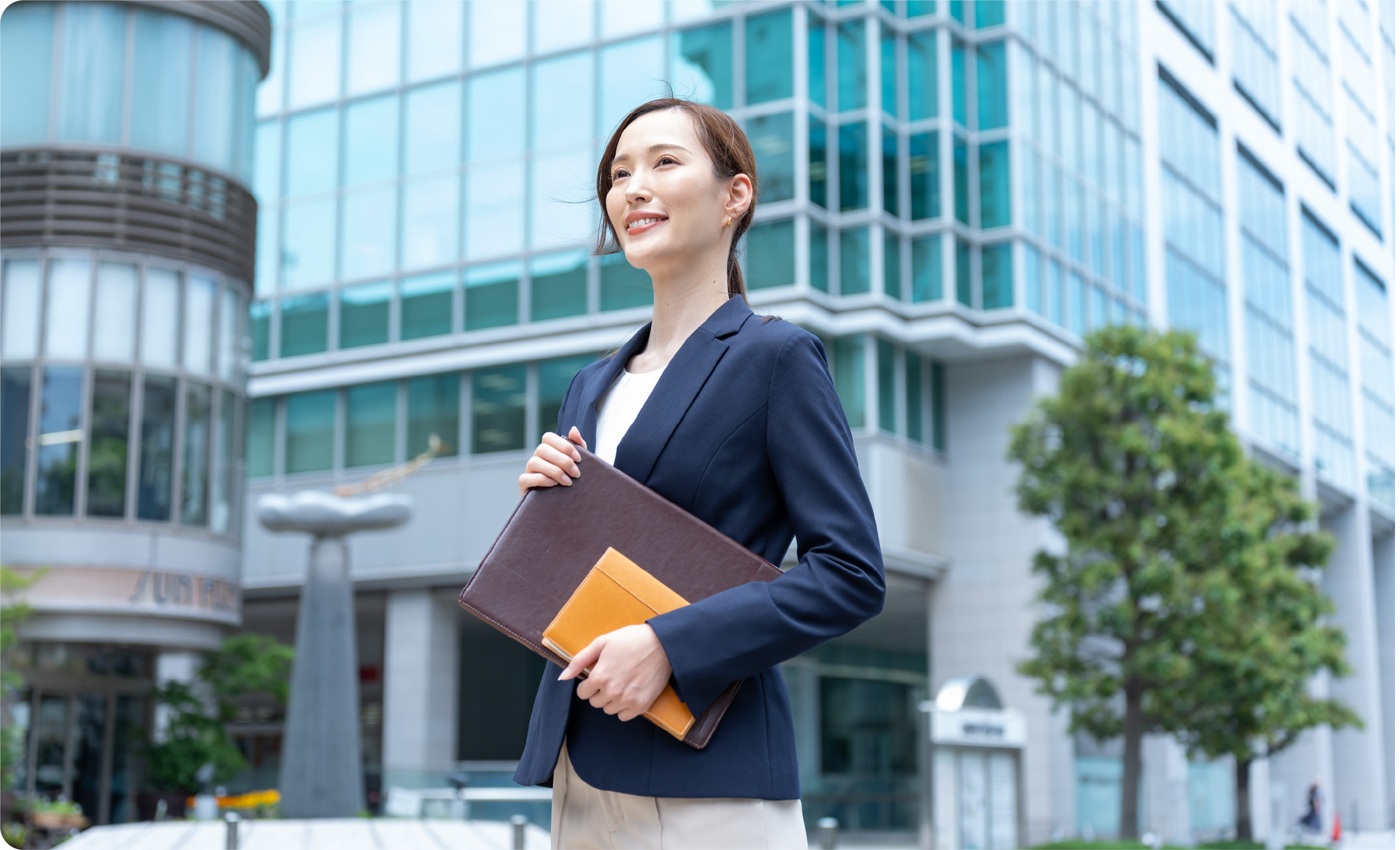 reQruの採用LPテンプレートページ2の明るい表情で前を向く働く女性