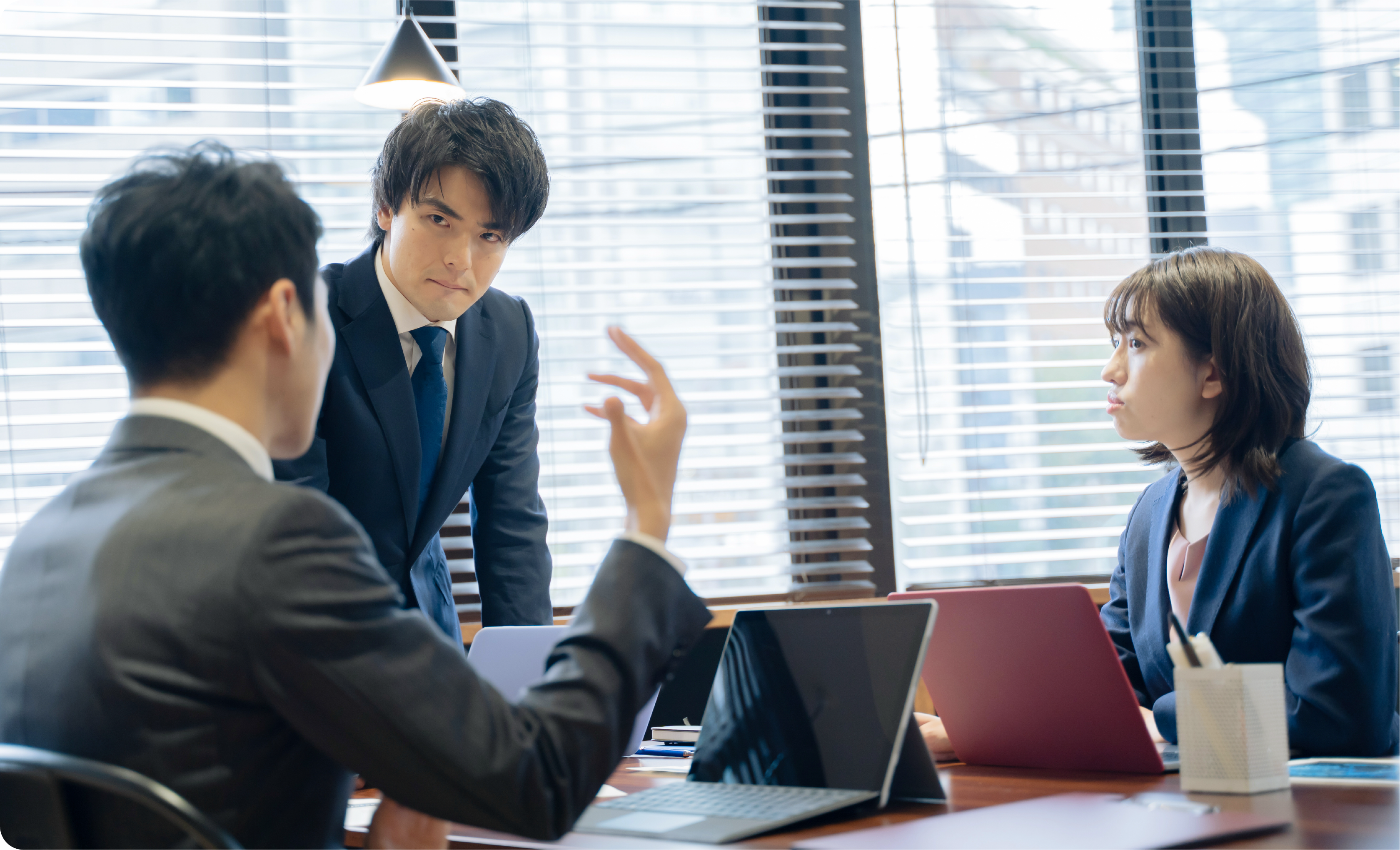 reQruの採用LPテンプレートページ2の積極的に意見を話す男性