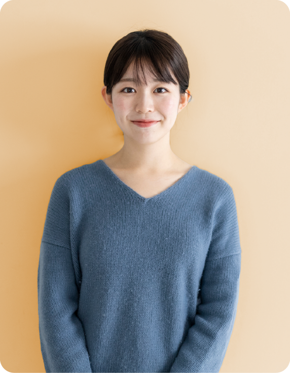 reQruの採用LPテンプレートページ2の女性社員ヤマサキさん