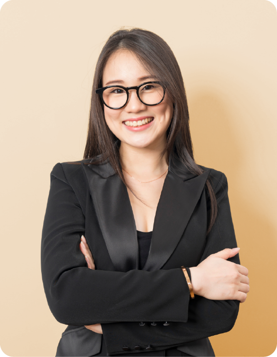 reQruの採用LPテンプレートページ2の女性社員サエキさん