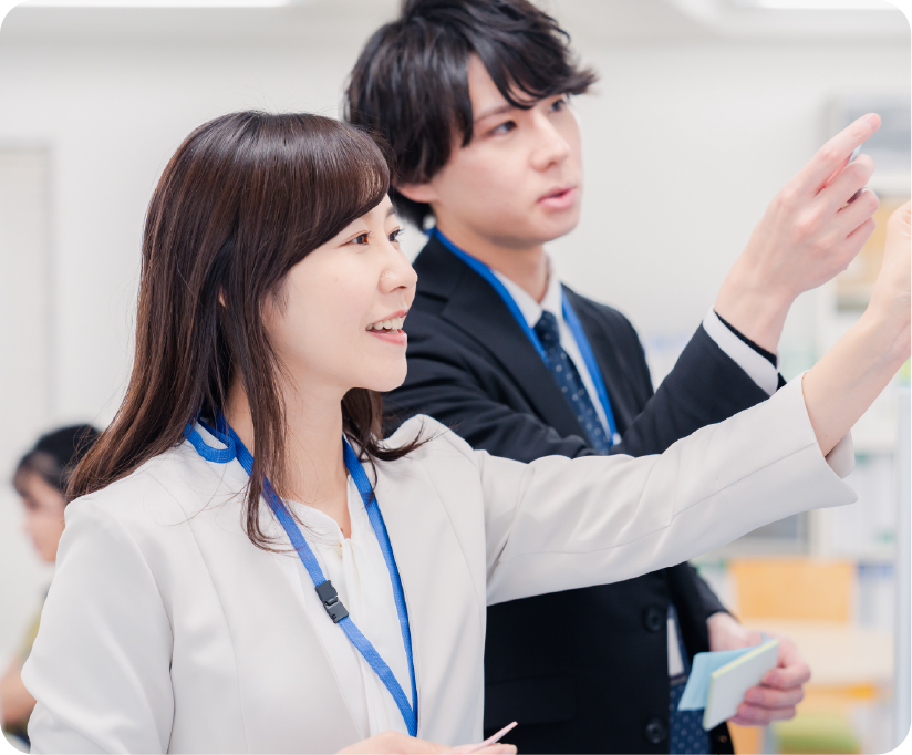 reQruの採用LPテンプレートページ2の活発にアイデアを出し合う社員の人たち