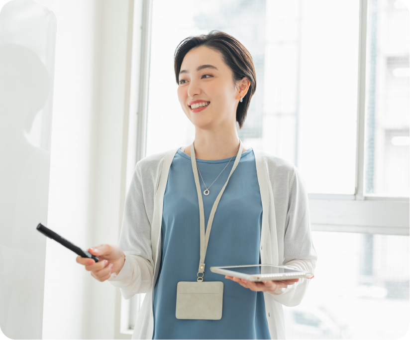 reQruの採用LPテンプレートページ2のハキハキとプレゼンを行う女性