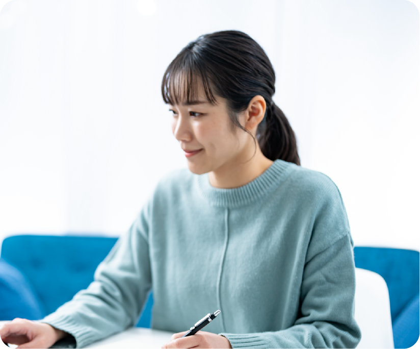 reQruの採用LPテンプレートページ2の資格取得に励む女性社員