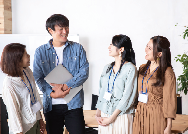 福岡のリクルート広告代理店が制作する学校のキャリアセンターのラックに設置された採用チラシ。学生が資料を手に取って企業研究をしている場面