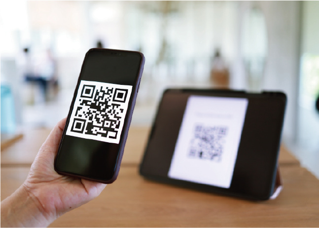 福岡のリクルート広告代理店が制作する採用チラシのQRコードをスマートフォンで読み取り、採用動画やWebサイトを閲覧する求職者のイメージ。紙とデジタルをつなぐ導線を表現