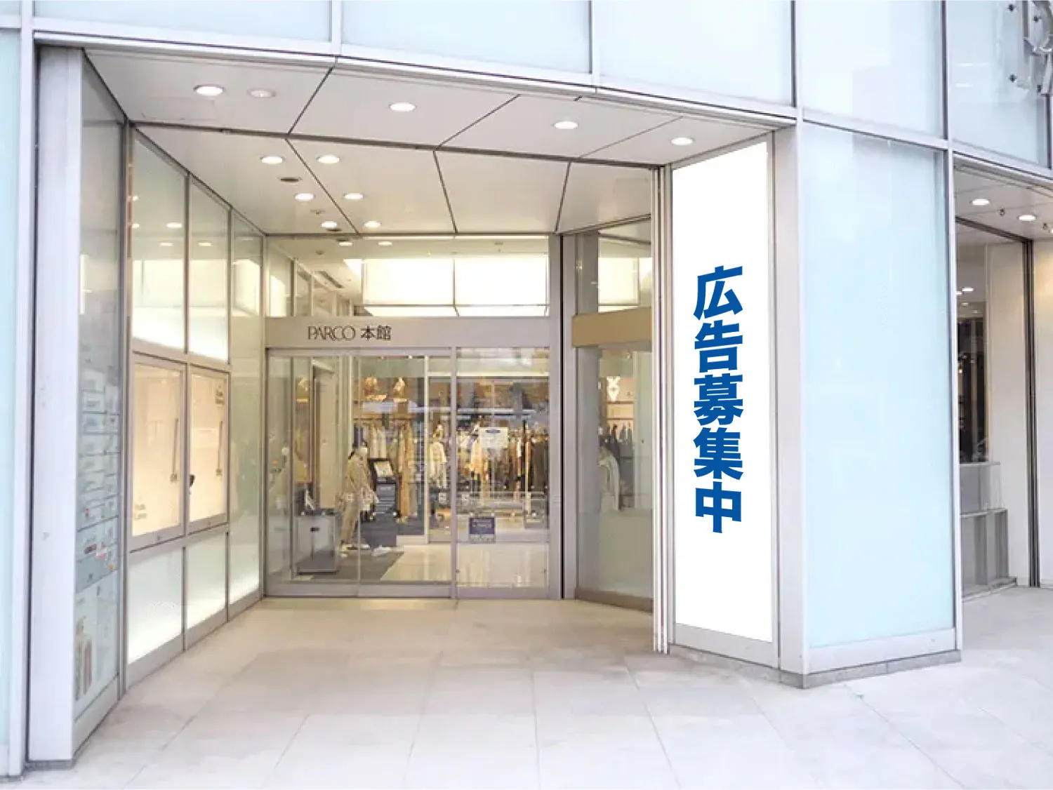 福岡パルコ 本館柱シート北東口（側面）