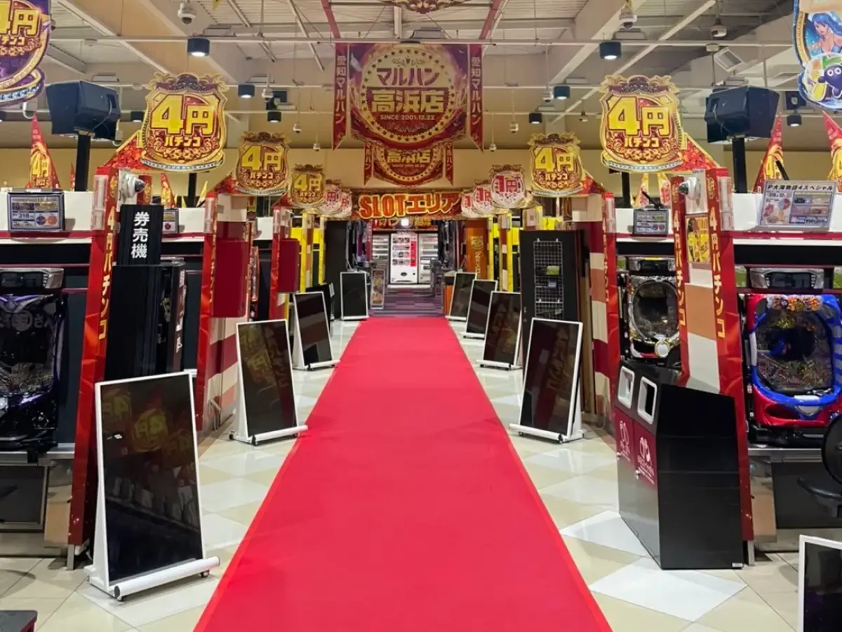 パチンコ店内全体のリニューアルオープン装飾施工事例（マルハン高浜店）