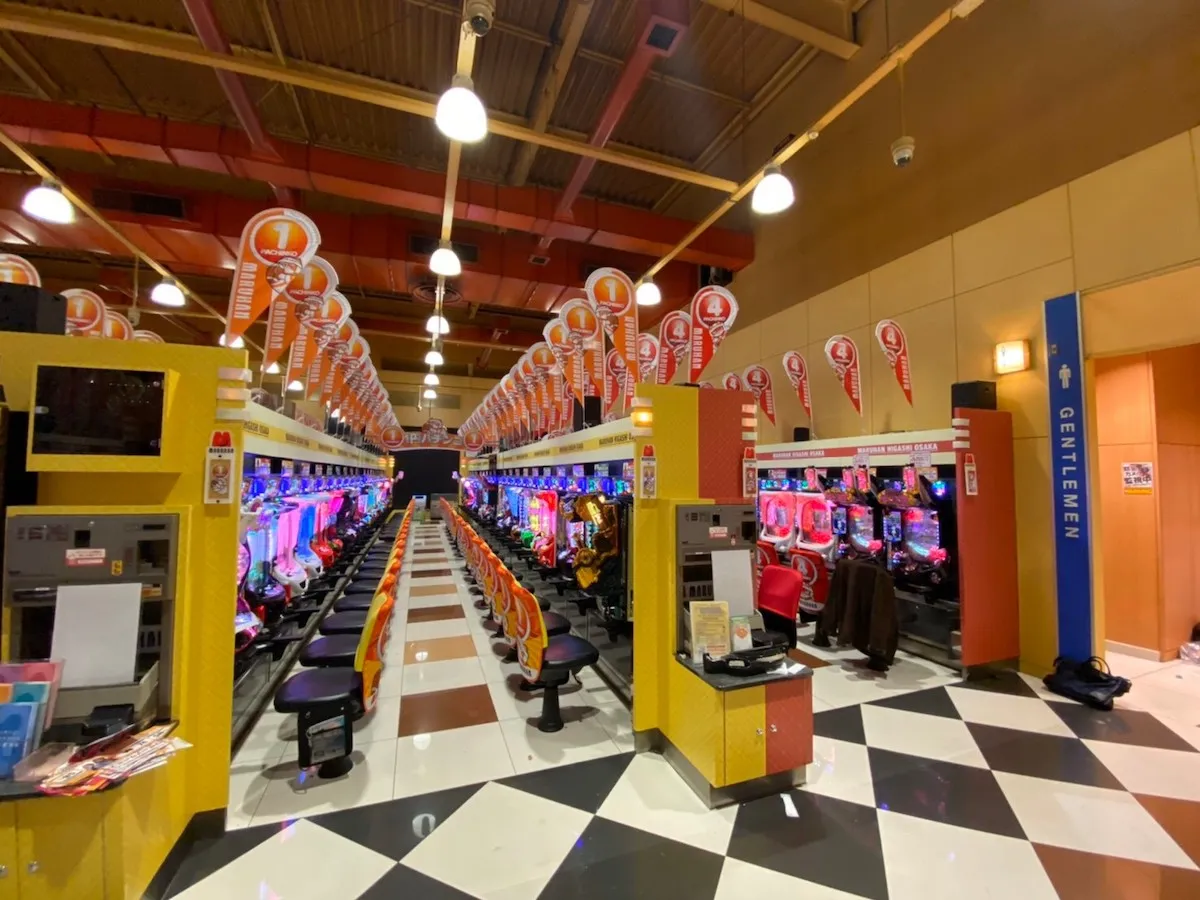 レート案内サインのパチンコ装飾・常設ラッピングシート施工事例（マルハン東大阪店）
