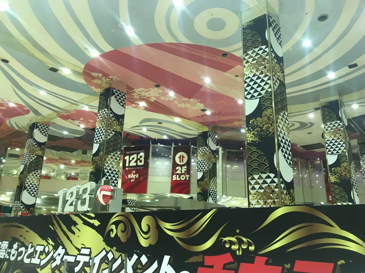 パチンコ店リニューアルの店内装飾施工事例｜シート装飾・大型タペストリー設置（123+N東雲店）